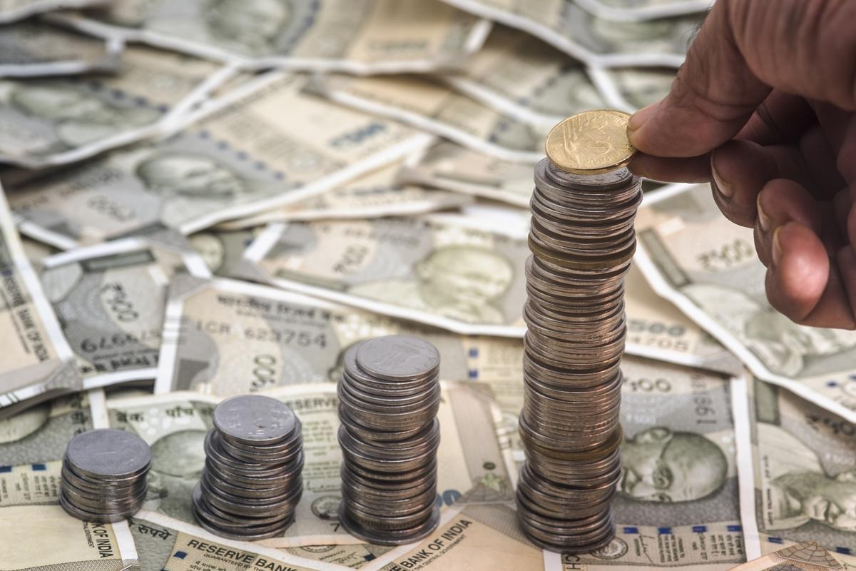 Rupee Strengthens in Early Trade as Global Risk Sentiment Improves